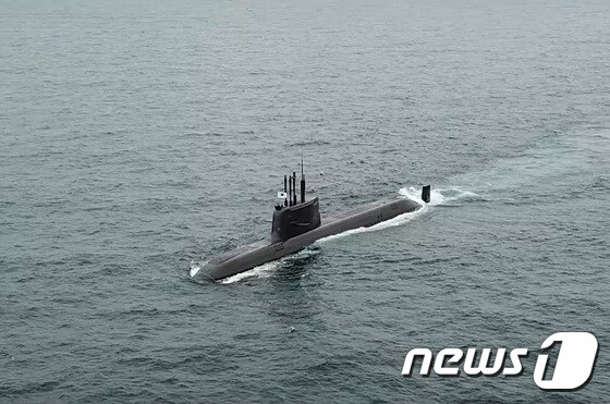 우리나라가 자체 개발한 잠수함발사탄도미사일(SLBM)의 잠수함 발사시험이 15일 국내 최초로 성공했다. 이날 악천후 속에서 실시된 SLBM의 잠수함 발사시험 성공은 세계 7번째다. 사진은 발사 준비중인 SLBM. (국방부 제공) 2021.9.15/뉴스1 © News1 이성철 기자