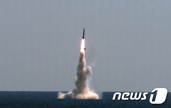 우리 군의 잠수함발사탄도미사일(SLBM) 시험발사. (국방부 제공) 2021.9.15/뉴스1 © News1 이성철 기자