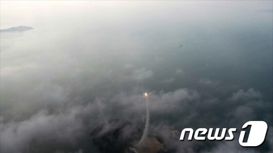 15일 초음속순항미사일이 비행하고 있다. (국방부 제공) 2021.9.15/뉴스1 © News1 이성철 기자