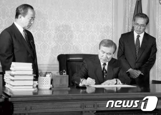 1991년 유엔헌장 의무 준수 선언서에 서명하는 노태우 전 대통령 모습. (행정안전부 제공) 2021.9.16/뉴스1