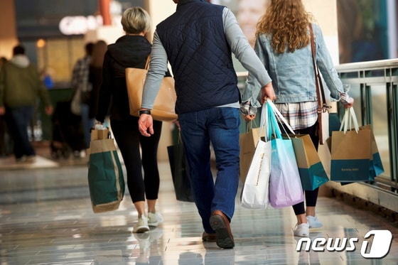 미국의 한 쇼핑몰의 쇼핑객들. © 로이터=뉴스1 © News1 김현 특파원