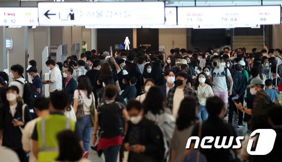 추석연휴 앞두고 붐비는 김포공항 