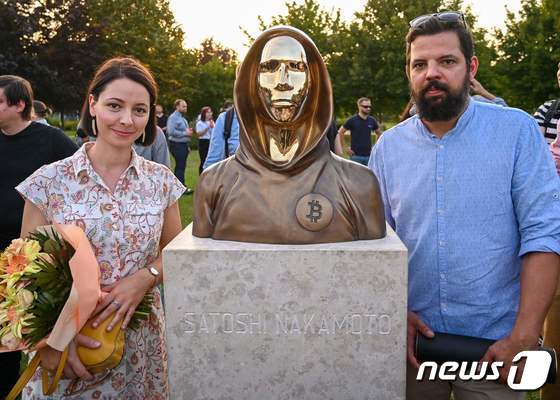 헝가리 부다페스트에 비트코인 창시자로 알려진 사토시 나카모토의 동상이 만들어졌다. © AFP=뉴스1