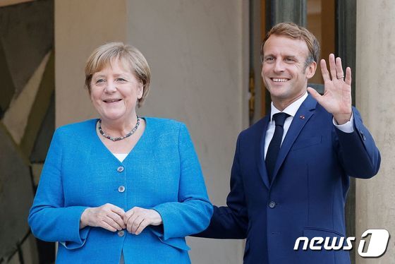 에마뉘엘 마크롱 프랑스 대통령이 16일  엘리제궁을 방문한 앙겔라 메르켈 독일 총리를 환영하고 있다. © AFP=뉴스1 