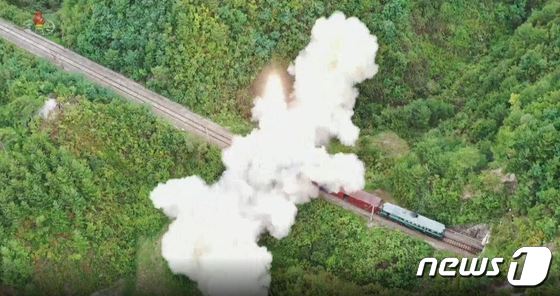 북한이 지난 15일 '철도기동미사일연대'의 검열 사격훈련을 실시했다. (조선중앙TV 캡처) © 뉴스1