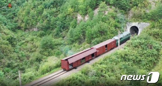 북한이 지난 15일 '철도기동미사일연대'의 검열 사격훈련을 실시했다. 미사일 이동식 발사대가 설치된 열차가 터널 안에서 나오고 있다. (조선중앙TV 캡처) © 뉴스1