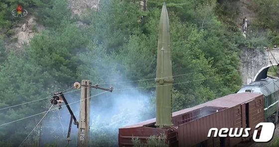북한이 지난 15일 '철도기동미사일연대'의 검열 사격훈련을 실시했다. 미사일이 발사에 앞서 열차형 이동식 발사대 위에 세워져 있다. (조선중앙TV 캡처) © 뉴스1