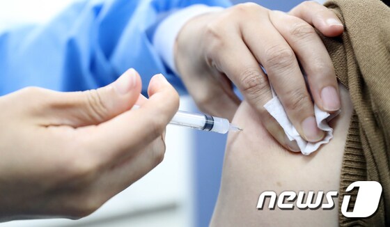 충북 청주시 흥덕구 하나병원에서 의료진이 코로나19 백신 접종을 하고 있다. /뉴스1 © News1 장수영 기자