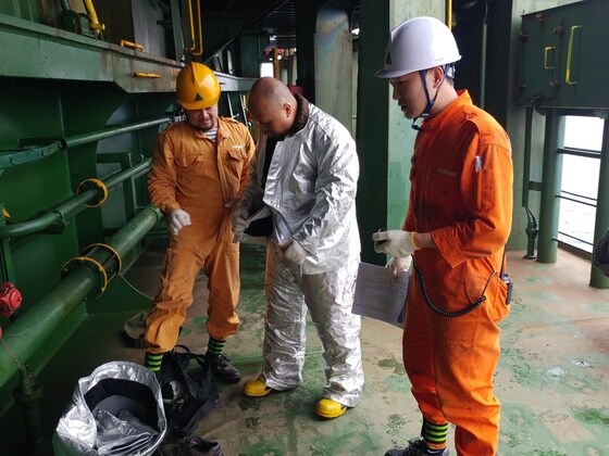 HMM 선원들이 소화훈련을 하고 있다.(HMM 해상노조 제공)© 뉴스1<br /><br />