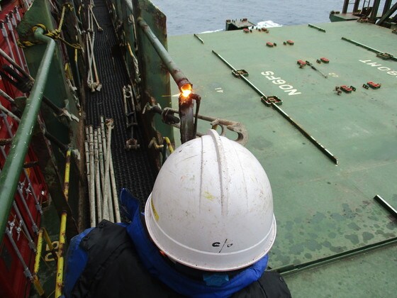 한 선원이 화물 구역 부식된 핸드레일을 정비하고 있는 모습(HMM 해상노조 제공)© 뉴스1<br /><br />