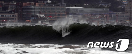 제14호 태풍 '찬투'가 북상 중인 17일 오후 부산 해운대해수욕장에서 파도가 높게 일고 있다. 2021.9.17/뉴스1 © News1 여주연 기자
