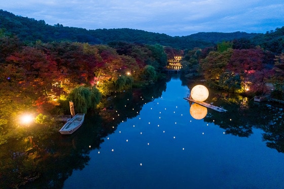 한국민속촌에 설치한 야간 보름달 조형물