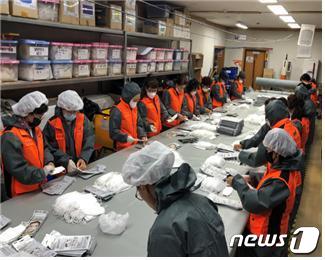 지난해 3월 부산 사하구 한 마스크 제조 공장에서 의용소방대원들이 지원활동을 하고 있다.(부산소방재난본부 제공) © 뉴스1