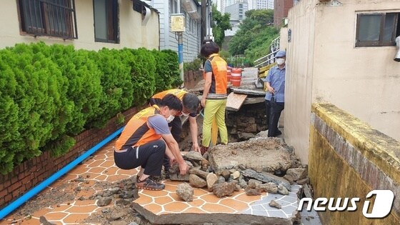 지난 8월25일 태풍 '오마이스'로 피해를 입은 부산 북구 일대에서 의용소방대원들이 복구 작업을 하고 있다.(부산소방재난본부 제공) © 뉴스1