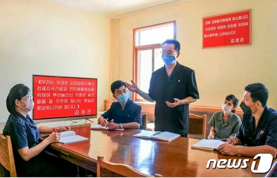 김정은 발언 되새기며 학습하는 북한 공장 일꾼들