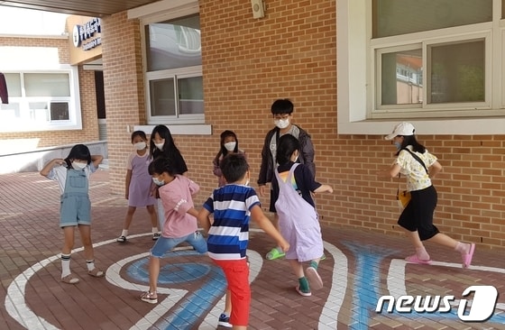 충북국제교육원 북부분원이 진행하는 토요일 다문화 프로그램에 참여한 학생들이 즐거운 놀이를 하고 있다.© 뉴스1