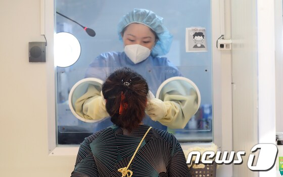 서울 중구 보건소 신종 코로나바이러스 감염증(코로나19) 선별진료소에서 의료진이 검체 채취를 하고 있다.© News1 황기선 기자