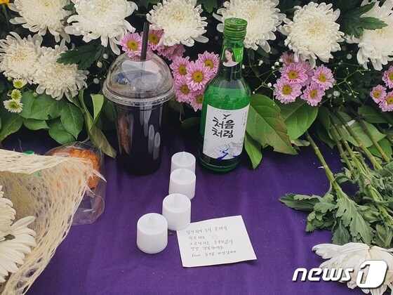 18일 오후 서울 여의도 국회 앞 숨진 자영업자들을 위한 합동분향소 영정 앞에 놓인 편지, 커피, 빵 등. © 뉴스1 강수련 기자