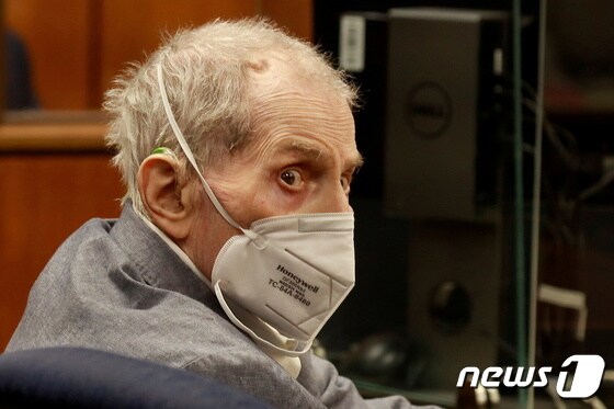 3명을 살해한 혐으로 기소된 미국의 부동산 재벌 로버트 더스트가 법정에 출두한 모습. © 로이터=뉴스1 © News1 박형기 