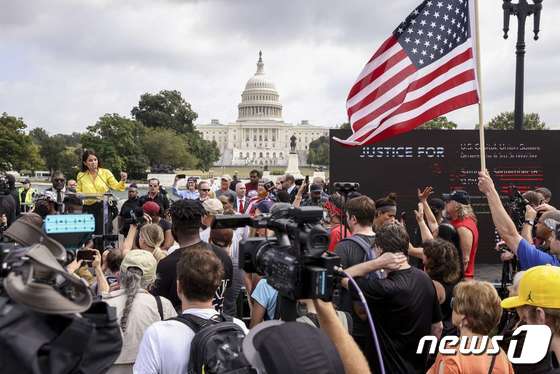 지난 1월6일(현지시간) 미국 의사당에 대한 공격으로 기소된 사람들의 지지자들이 2021년 9월18일 워싱턴 DC의 의사당 근처에서 'J6를 위한 정의' 집회에 참석하고 있다. © AFP=뉴스1 © News1 김현 특파원
