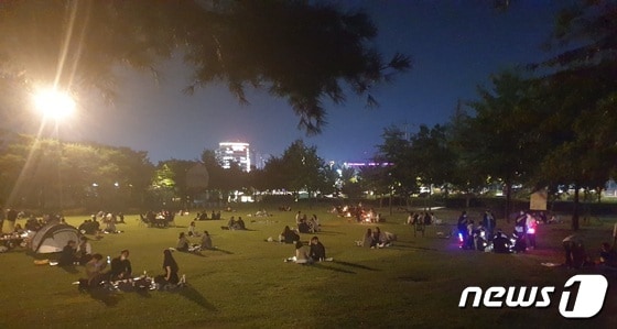 강원 춘천 의암공원이 최근들어 밤 10시만 되면 영업시간 제한을 피해 '야간 공원음주'를 하러 온 사람들로 인산인해를 이루고 있다.© 뉴스1