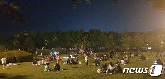 밤 10시만 되면 커다란 술판으로 변하는 강원 춘천 의암공원.© 뉴스1
