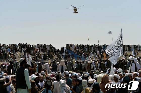 1일(현지시간) 미군이 철수한 아프간 칸다하르에서 열린 축하 집회에 많은 지지자들이 참석을 하고 있다. AFP