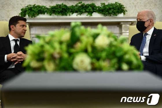 조 바이든 미국 대통령과 볼로디미르 젤렌스키 우크라이나 대통령. © AFP=뉴스1 © News1 우동명 기자