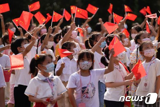 1일(현지시간) 일제히 개학을 한 중국 후베이성 우한에서 열린 개학식서 학생들이 국기를 흔들고 있다. (본문과 관련없음) © AFP=뉴스1 