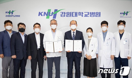 강원대병원과 춘천바이오산업진흥원은 2일 체외진단의료사업 발전 위한 협약을 체결했다.(강원대병원 제공) 2021.9.2/뉴스1