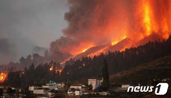 스페인 카나리아 제도서 50년 만에 화산 폭발...주민 1만명 대피