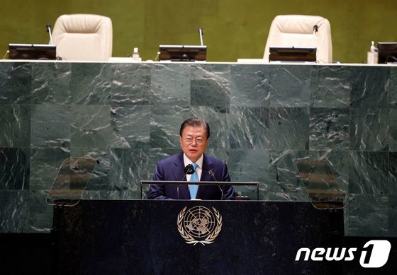 문재인 대통령이 2021년 9월20일(현지시간) 뉴욕 유엔본부에서 열린 제76차 유엔 총회 SDG Moment(지속가능발전목표 고위급회의) 개회 세션에서 발언하고 있다. © AFP=뉴스1