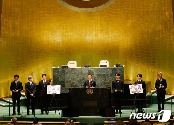 그룹 방탄소년단(BTS)이 20일(현지시간) 뉴욕 유엔본부에서 열린 제76차 유엔 총회 SDG Moment(지속가능발전목표 고위급회의) 개회 세션에서 발언을 하고 있다. © AFP=뉴스1