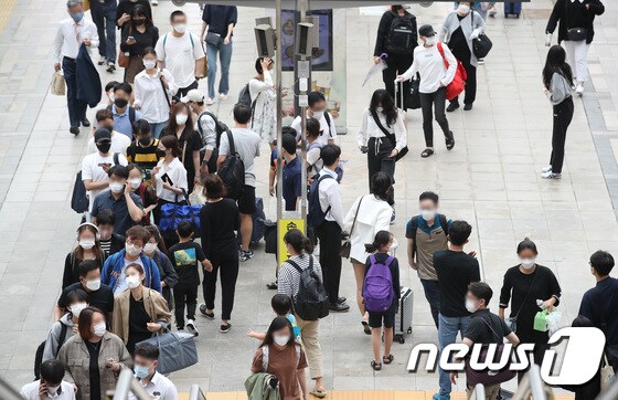 추석 당일인 21일 서울역에서 귀경객들이 열차에서 내려 이동하고 있다. 2021.9.21/뉴스1 © News1 임세영 기자