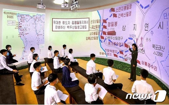 북한 김일성종합대학 학생들 '혁명전통 학습'