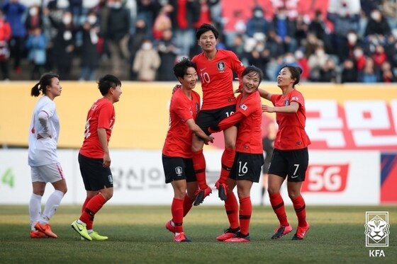 여자 축구대표팀의 간판 지소연(가운데) © 뉴스1