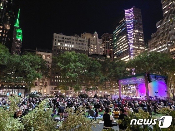 미국 뉴욕의 브라이언트 공원에서 콘서트가 열리고 있다.© 뉴스1<br><br>