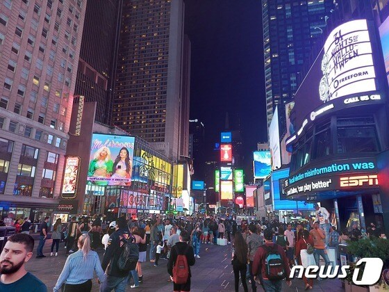 제76차 유엔총회 기간인 지난 20일(현지시간) 밤 미국 뉴욕의 타임스퀘어 광장에 많은 사람들이 다니고 있다.© 뉴스1