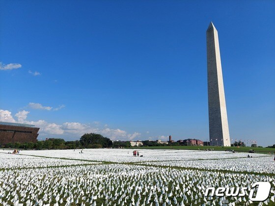 미국 워싱턴DC내 워싱턴 기념탑 주변 잔디밭에는 코로나19로 사망한 사람들을 추모하는 하얀색 깃발들이 사망자 숫자만큼 꽂혀 있다. © 뉴스1