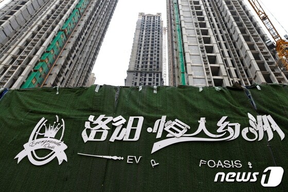 중국 허난성 뤄양에서 헝다그룹이 건설 중인 아파트 단지. © 로이터=뉴스1 © News1 정윤영 기자