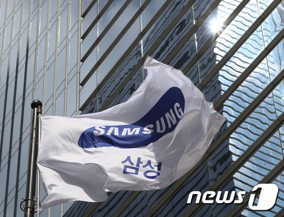 서울 서초구 삼성전자 서초사옥에 걸린 삼성 깃발의 모습/뉴스1 © News1 신웅수 기자