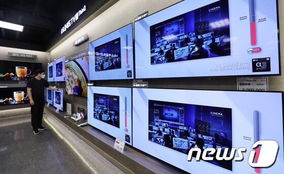 반도체 공급 부족으로 올 상반기 TV 가격이 약 20% 오른 것으로 나타난 가운데 23일 서울의 한 대형마트에 TV가 진열되어 있다. /뉴스1 © News1 박지혜 기자