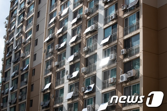 서울시내 한 아파트단지 내 각 세대 베란다에 태양광 패널이 설치돼 있다. 2021.9.23/뉴스1 © News1 유승관 기자