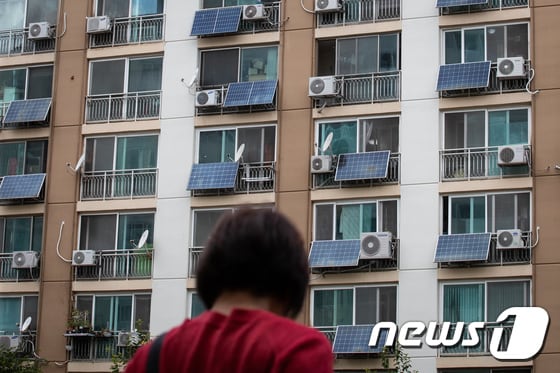 서울 한 아파트 베란다에 태양광 패널이 설치된 모습(사진은 기사 내용과 무관함) / 뉴스1 © News1