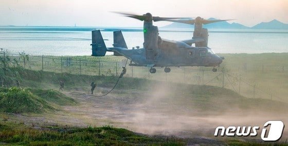 미군 특수부대가 지난 13일 전북 군산 공군기지 일대에서 수직 이착륙 수송기 CV-22 '오스프리'를 동원해 '티크 나이프' 훈련을 실시했다. (군산 공군기지 페이스북) © 뉴스1