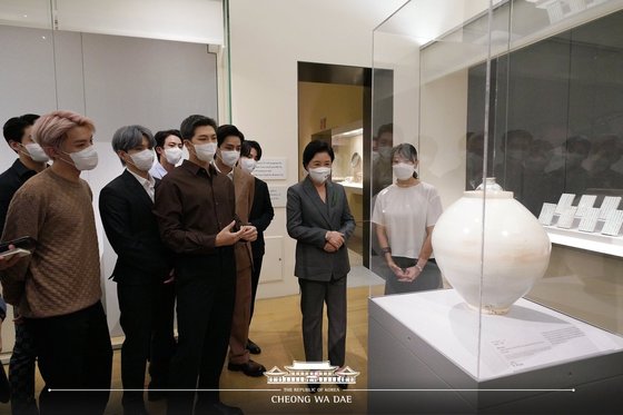 미국 뉴욕 메트로폴리탄 미술관 한국실을 찾은 방탄소년단 / 사진제공=청와대 © 뉴스1