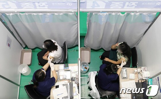 서울 서대문구 북아현문화체육센터에 마련된 신종 코로나바이러스 감염증(코로나19) 백신 예방 접종센터에서 접종이 진행되고 있다./뉴스1 © News1 박정호 기자