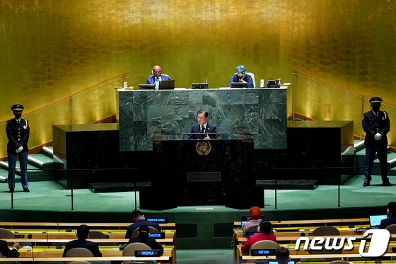 문재인 대통령이 21일(현지시각) 미국 뉴욕 유엔 총회장에서 기조연설을 하고 있다. (청와대 제공) 2021.9.22/뉴스1 