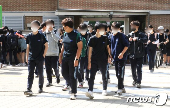 서울 시내 한 중학교 학생들이 하교하는 모습. 2021.9.24/뉴스1 © News1 노선웅 기자