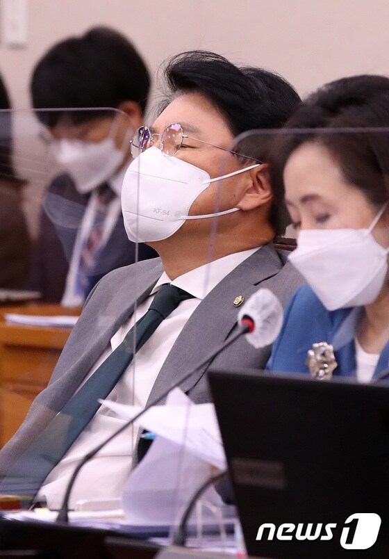 장제원 국민의힘 의원이 24일 서울 여의도 국회에서 열린 법제사법위원회 전체회의에서 잠시 눈을 감고 있다. 2021.9.24/뉴스1 © News1 이동해 기자